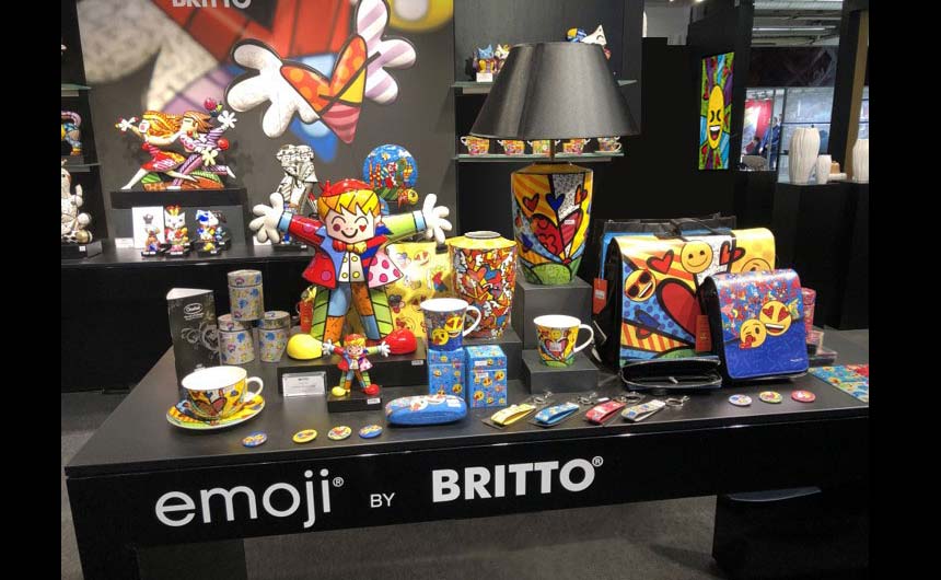 The emoji by Britto programme with Goebel Porzellan includes bags, spectacle cases, umbrellas, coasters and cups.